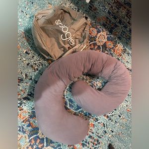 Snoogle pregnancy pillow and travel bag